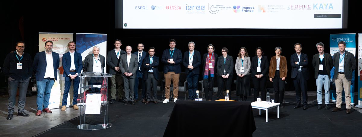 Les intervenants réunis sur scène